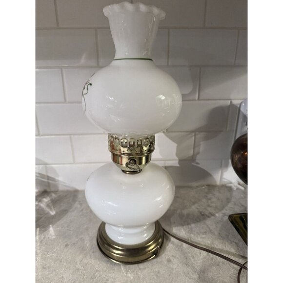 Vintage Milk glass electric hurricane lamp with brass base and floral motifs. - Picture 11 of 16